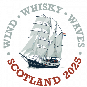Rundes Emblem mit der Aufschrift "Wind - Whisky - Waves". In der Mitte befindet sich eine Illustration eines Segelschiffs mit dem Namen "Thalassa".