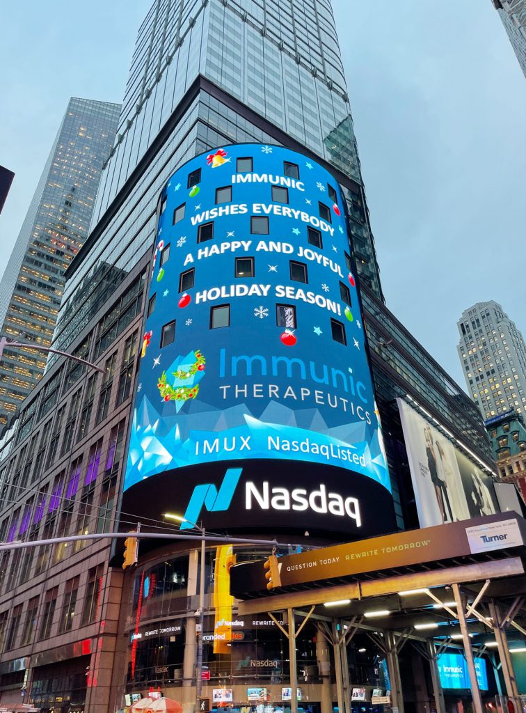 Nasdaq Tower in New York City - Display Grafik mit weihnachtlich dekoriertem Logo und Weihnachtsgruß.