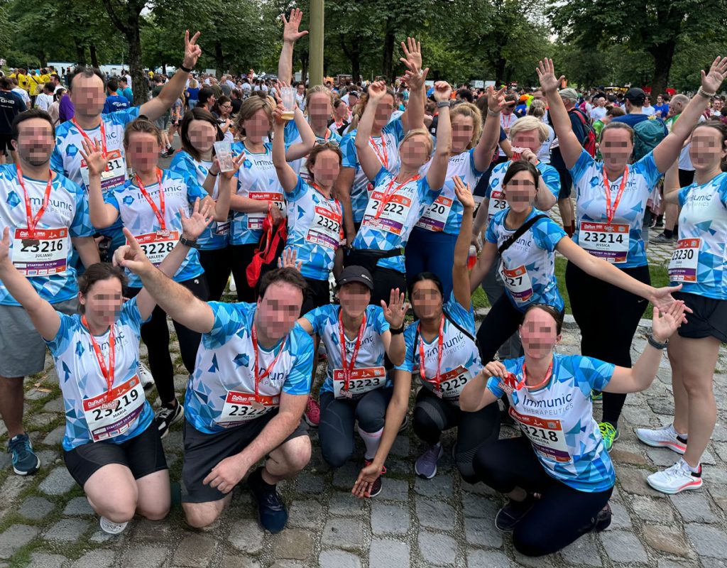 Gruppenfoto beim B2Run Lauf. Alle teilnehmenden Personen tragen ein Laufshirts mit Allover-Sublimationsdruck im Firmendesign.