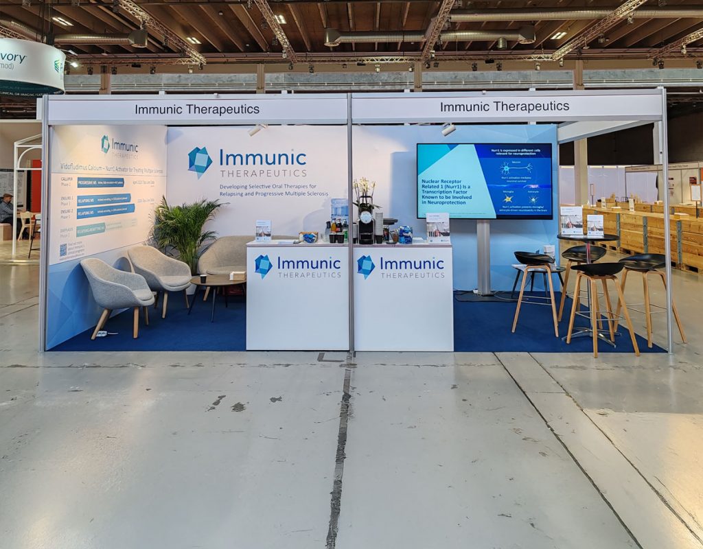 Messestand mit bedruckten Wänden und Counter.